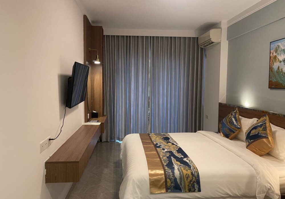 Superior King Balcony City View - M9 Kirirom Hotel