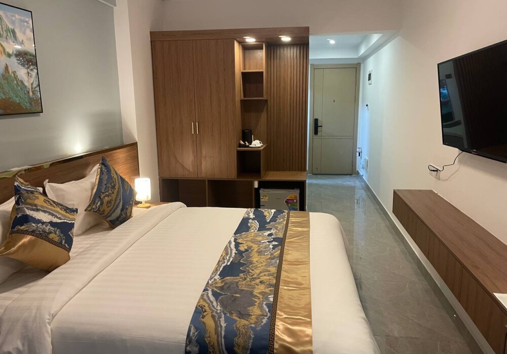 Superior King Balcony City View - M9 Kirirom Hotel
