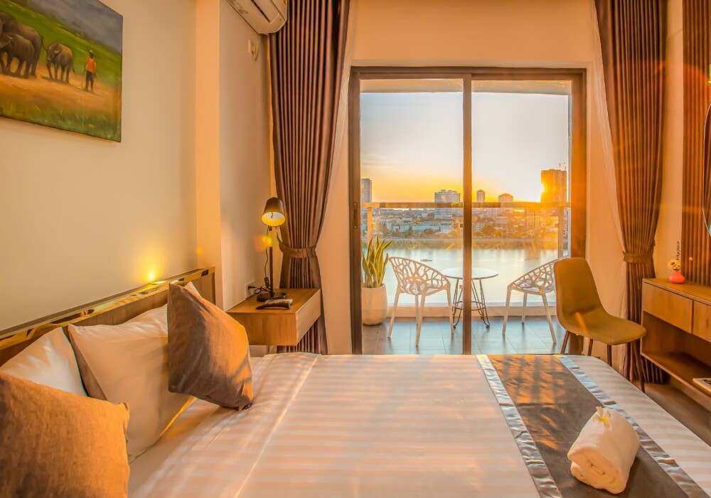Superior King Balcony River View - M9 Kirirom Hotel